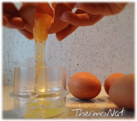 ThermoNatCat-Thermomix-Natalia-Castello-Obrir-els-ous-dins-el-cubilet